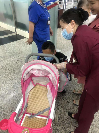 圖片1.png“真情服務(wù)”是讓旅客更加安心、放心、舒心的出行。行查室作為部門進港服務(wù)的最后一個環(huán)節(jié)，在日常工作中也很注重服務(wù)細節(jié)。6月10日，行查室工作人員幫助旅客打開嬰兒車，為她排憂解難。.png