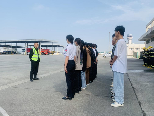 綿陽機(jī)場(chǎng)安檢站對(duì)閬中機(jī)場(chǎng)、民航校  實(shí)習(xí)生開展軍訓(xùn).png