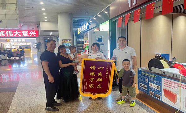 心系群眾，情暖萬家—— 綿陽機場安檢站暖心服務獲錦旗.png